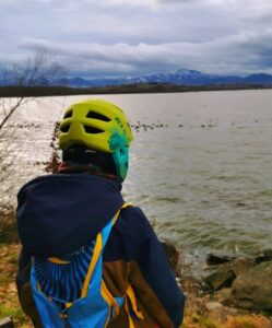 Mały rowerzysta, dziecko nad Jeziorem Żywieckim w Żywcu, widok na beskidzkie szczyty