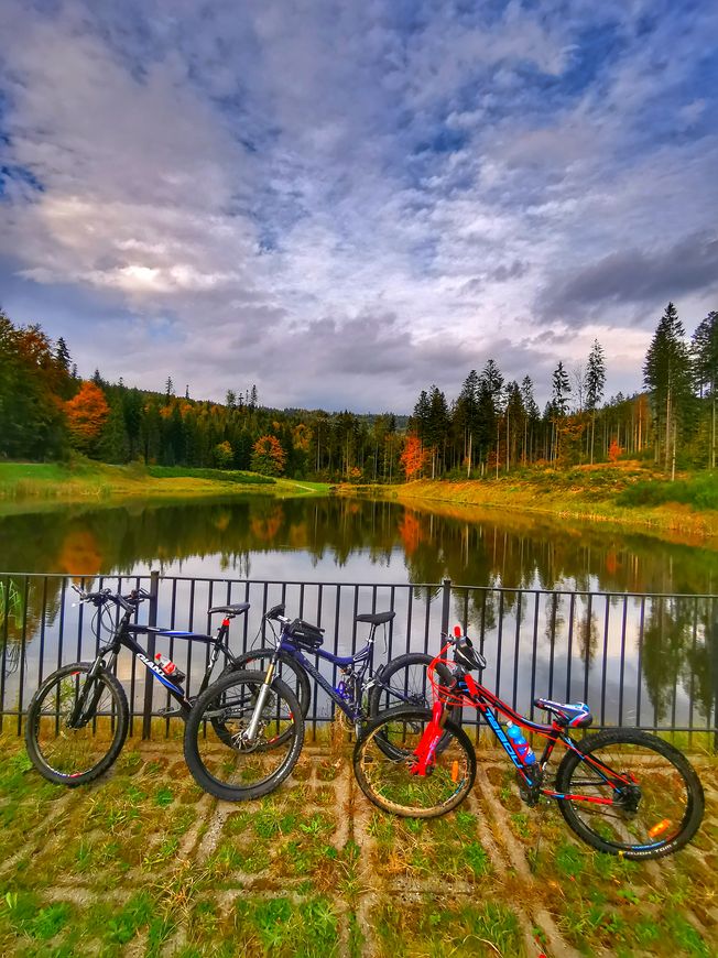 Październikowy Zbiornik retencyjny OLZA na szlaku żółtym w Istebnej, jesień, rowery oparte o barierkę