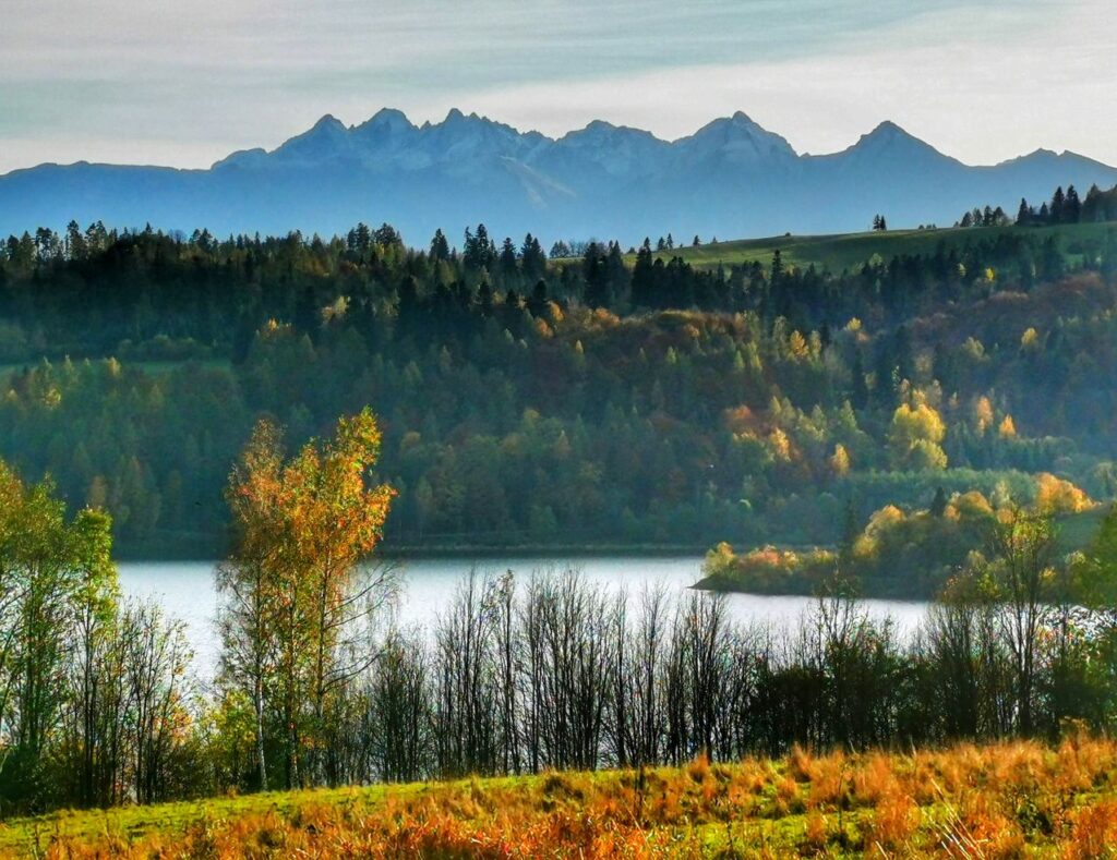Jezioro Czorsztyńskie, nad którym wznoszą się tatrzańskie szczyty, jesień