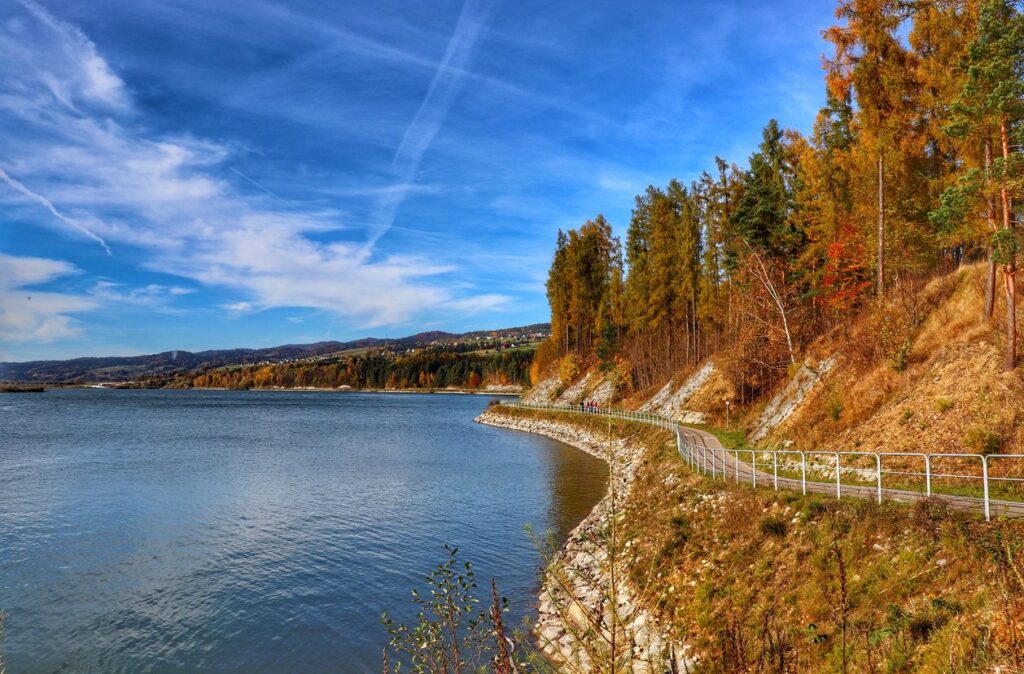 Trasa rowerowa VELO CZORSZTYN wokół Jeziora Czorsztyńskiego, jesień, niebieskie niebo
