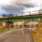 Trasa rowerowa biegnąca pod mostem kolejowym