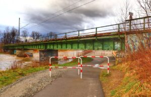 Trasa rowerowa biegnąca pod mostem kolejowym