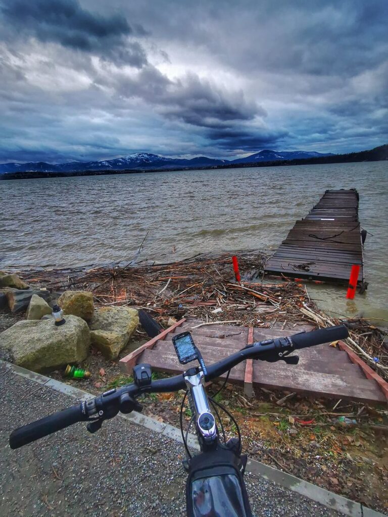 Trasa rowerowa w Żywcu wzdłuż Jeziora Żywieckiego, widok na jezioro i beskidzkie szczyty