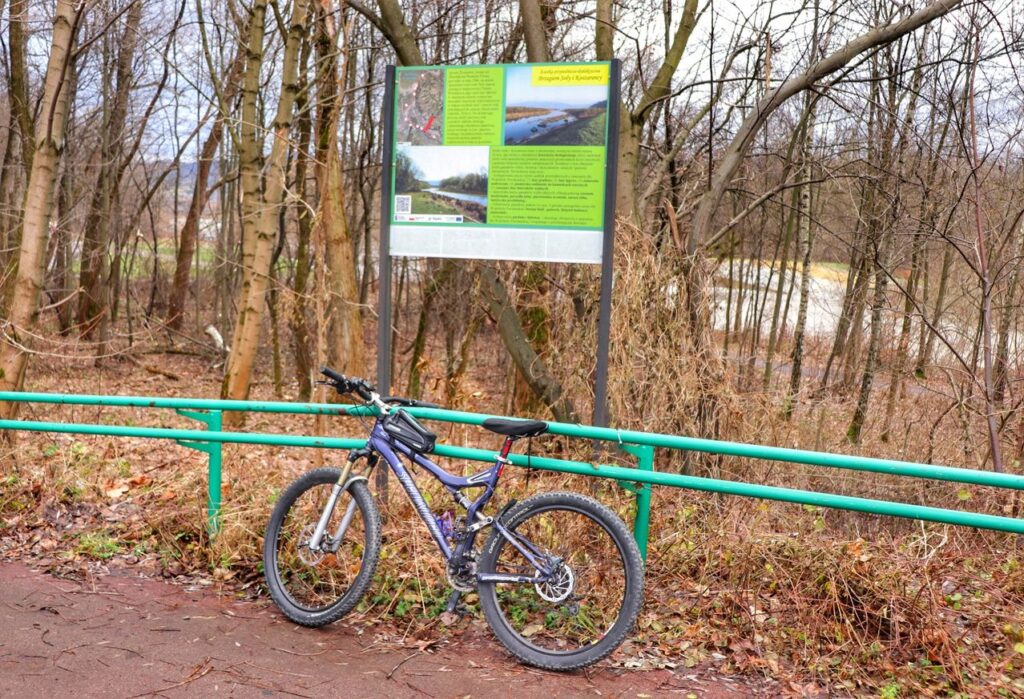 Trasa rowerowa w Żywcu przy ulicy Sporyskiej wzdłuż rzeki Koszarawa i rzeki Soła, tablica informacyjna, rower