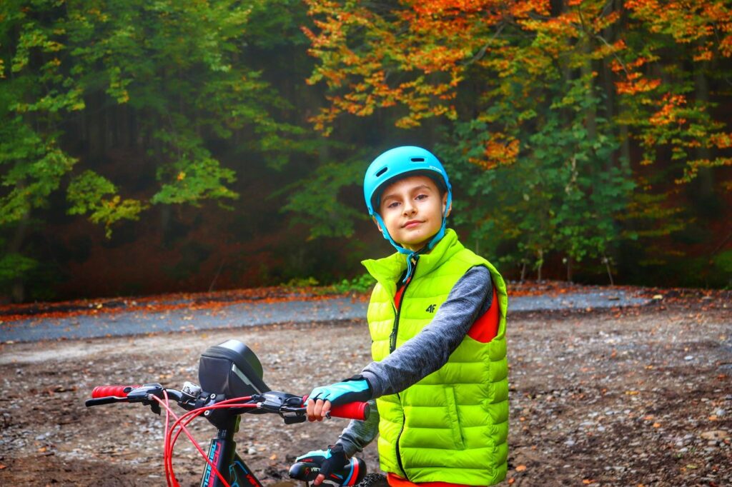 Uśmiechnięte dziecko na rowerze, Istebna szlak żółty, las, jesień