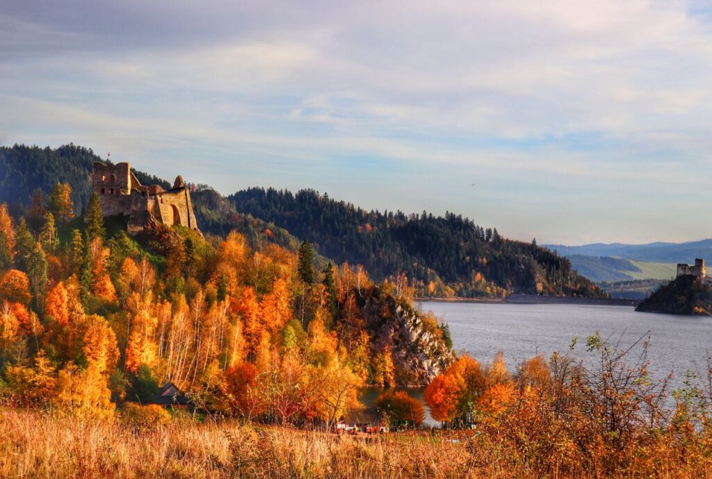 Widok na Zamek Czorsztyn i Jezioro Czorsztyńskie, jesienna sceneria