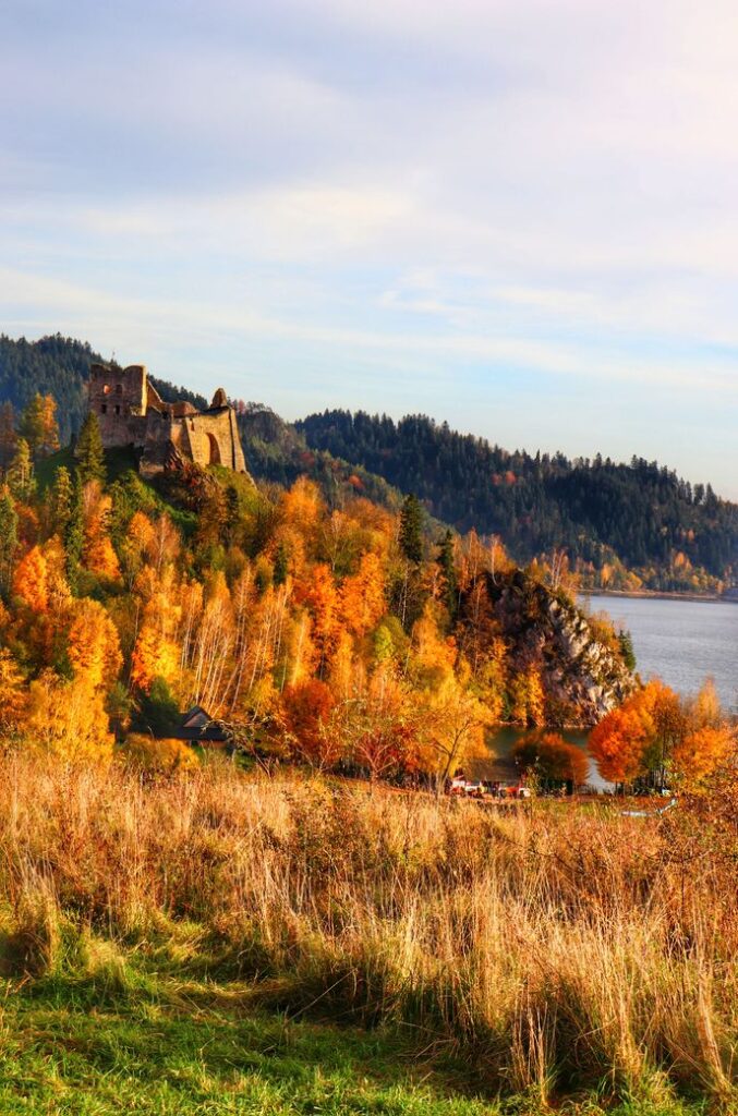 Widok na Zamek w Czorsztynie i Jezioro Czorsztyńskie, jesienna sceneria