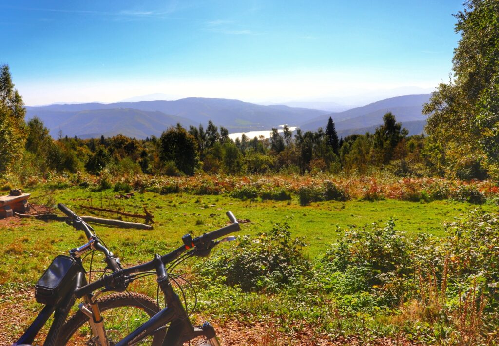 Widok rozciągający się polany w okolicach Schroniska na Hrobaczej Łące, rowery, jesienny poranek
