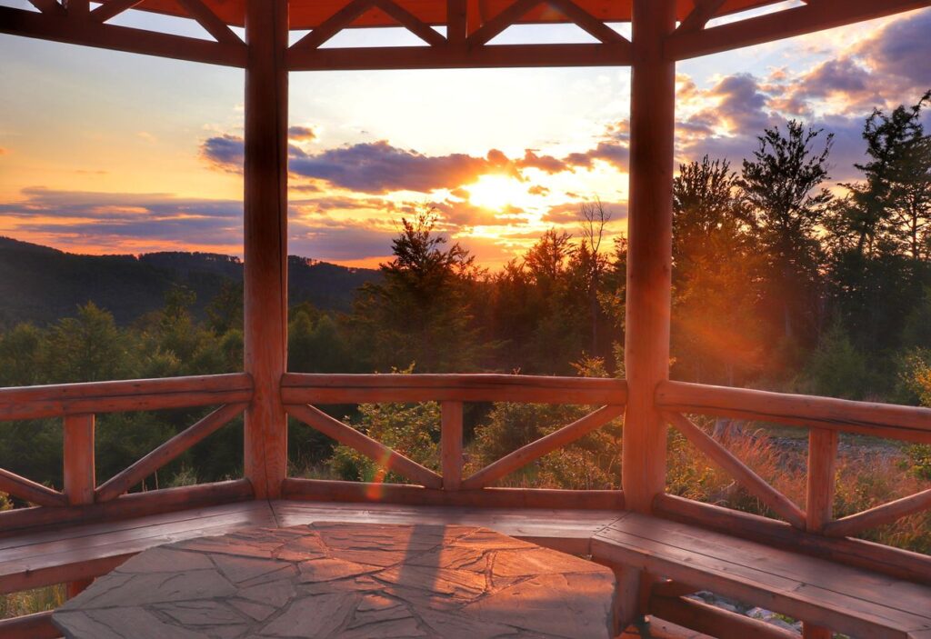 Zachód słońca, drewniana altana na Koziej Górze w Beskidzie Śląskim, letni wieczór
