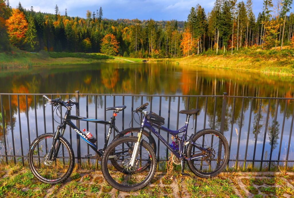 Zbiornik retencyjny OLZA jesienią - rowery oparte o barierkę