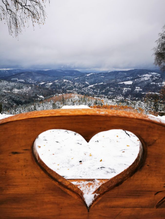 Beskidzka ławeczka z sercem w jesienno-zimowej scenerii - Krzakoska Skała, Wisła
