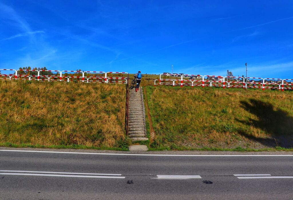 Dębno - strome schody prowadzące na trasę rowerową Velo Czorsztyn przy drodze wojewódzkiej 969 w Dębnie
