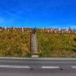 Dębno - strome schody prowadzące na trasę rowerową Velo Czorsztyn przy drodze wojewódzkiej 969 w Dębnie