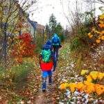 Dziecko z tatą na niebieskim szlaku w Wiśle, podejście, ścieżka wzdłuż płotu