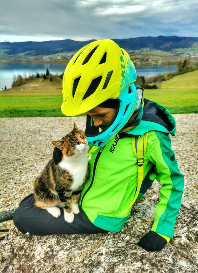 Mały rowerzysta z kotkiem na trasie Velo Czorsztyn 