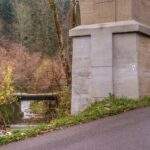 Miejsce skrętu szlaku niebieskiego w lewo - Wisła Dziechcinka, wiadukt, droga