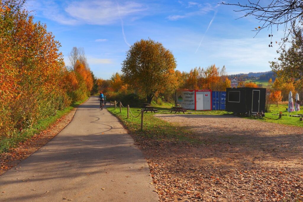 Rowerzyści, Velo Czorsztyn, jesień, słoneczne popołudnie 