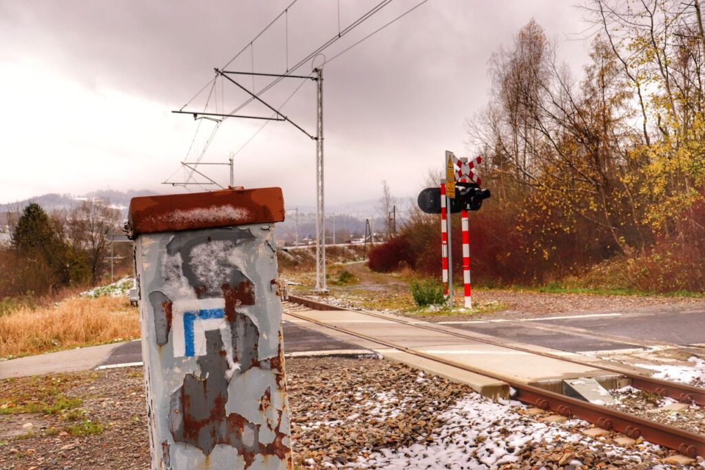 Słup - miejsce skrętu szlaku niebieskiego w Wiśle w prawo, tory kolejowe