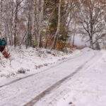 Szeroka i zaśnieżona droga w Wiśle, miejsce skrętu w lewo na skały - Krzakoska Skała i Kobyla Skała w Wiśle