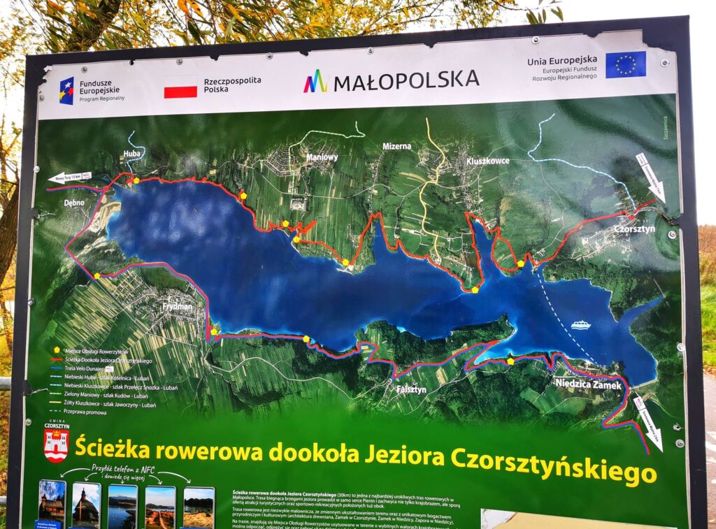 Tablica z mapą VELO CZORSZTYN - ścieżka rowerowa dookoła Jeziora Czorsztyńskiego