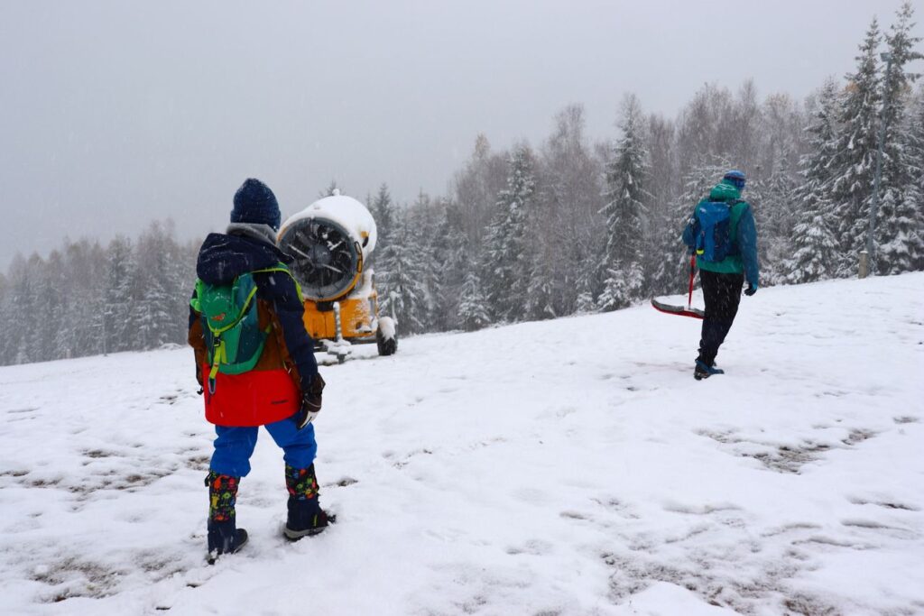 Turyści, armatka śnieżna, stok w Wiśle na niebieskim szlaku