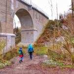 Turyści na niebieskim szlaku w Wiśle, most, tory kolejowe