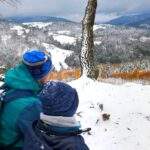 Turysta z dzieckiem odpoczywający na drewnianej ławce, Kobyla Skała, Wisła