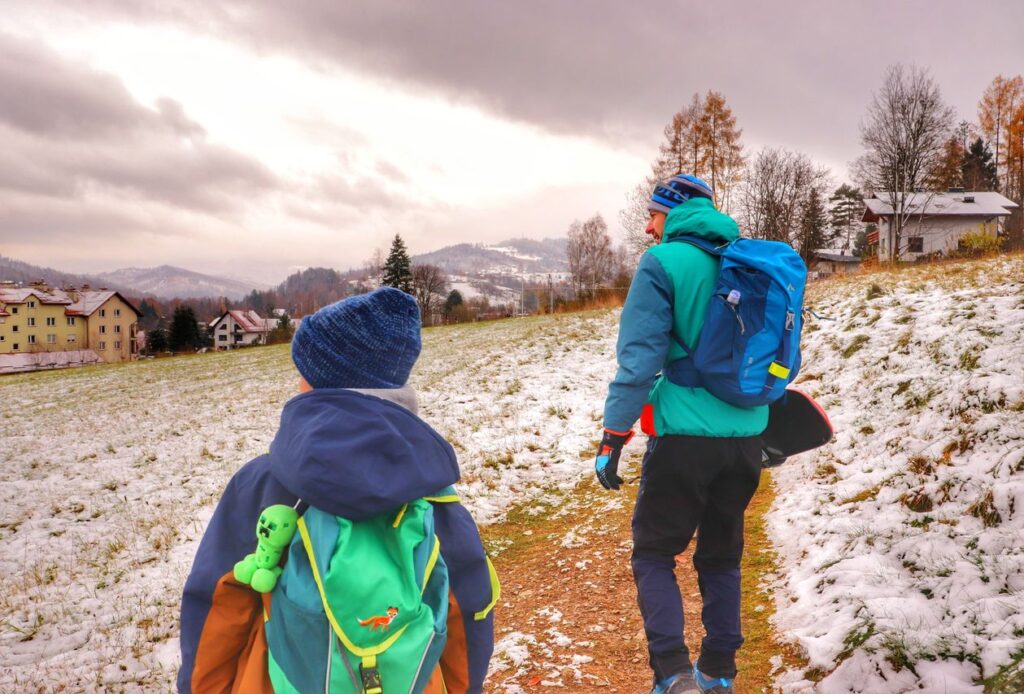 Turyści - dziecko z tatą, polana na niebieskim szlaku na Stożek Wielki w Wiśle, jesienno-zimowe krajobrazy
