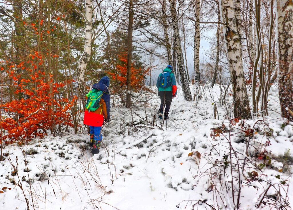 Turyści - dziecko z tatą, zaśnieżona leśna ścieżka, dojście do punktu widokowego - Kobyla Skała w Wiśle