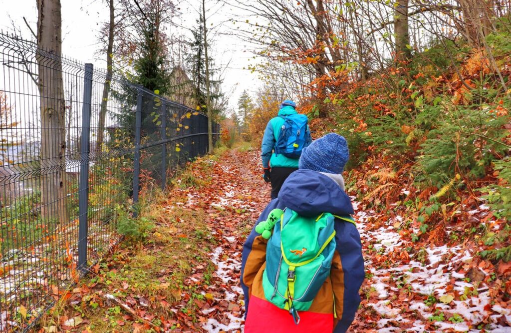 Turysta z dzieckiem, podejście na szlaku niebieskim - Wisła Dziechcinka, jesień