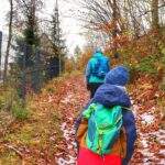 Turysta z dzieckiem, podejście na szlaku niebieskim - Wisła Dziechcinka, jesień