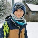 Uśmiechnięte dziecko na stoku w Wiśle, śnieg