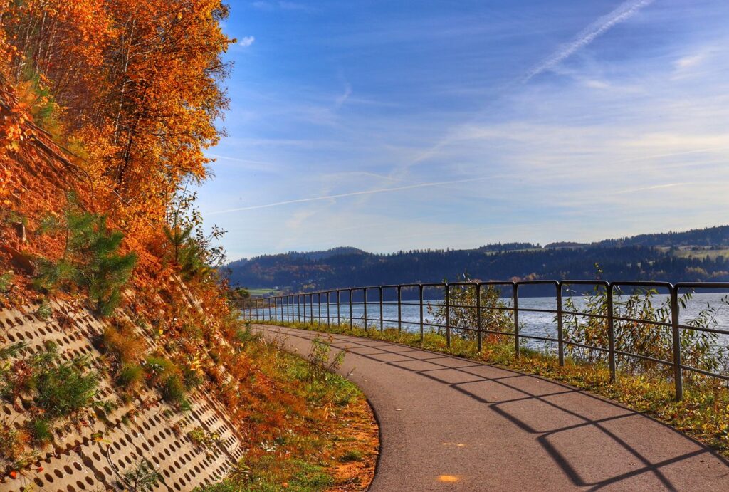 Trasa rowerowa Velo Czorsztyn biegnąca wzdłuż Jeziora Czorsztyńskiego, jesień