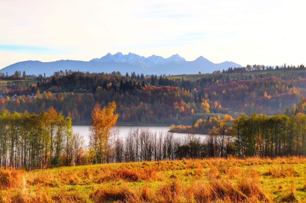 Widok na Tatry i Jezioro Czorsztyńskie z trasy rowerowej Velo Czorsztyn, jesień 
