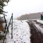 Idąca w górę szeroka droga asfaltowa, polana, śnieg - szlak niebieski w Wiśle