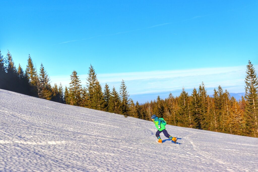 Dziecko idące w górę Hali Jodłowcowej, zima, niebieskie niebo