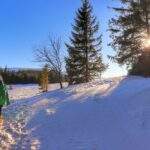 Dziecko wchodzące na Halę Jodłowcową, śnieg, słoneczne popołudnie