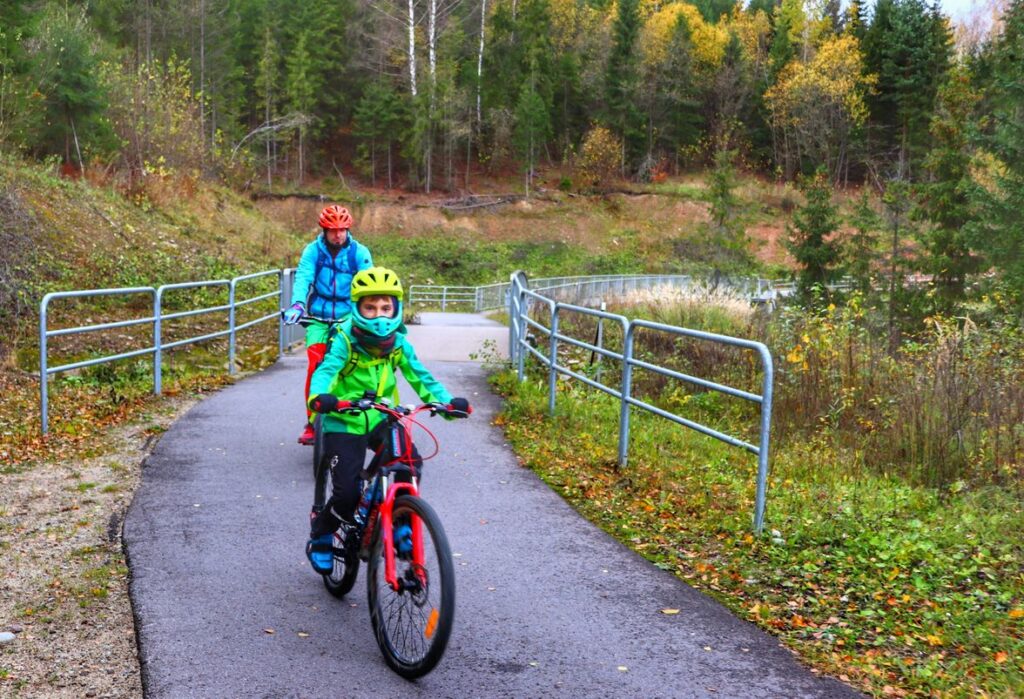 Dziecko z tatą na rowerze na trasie rowerowej Velo Czorsztyn