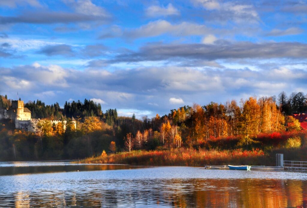 Jezioro Czorsztyńskie, widok na Zamek Niedzica, jesień