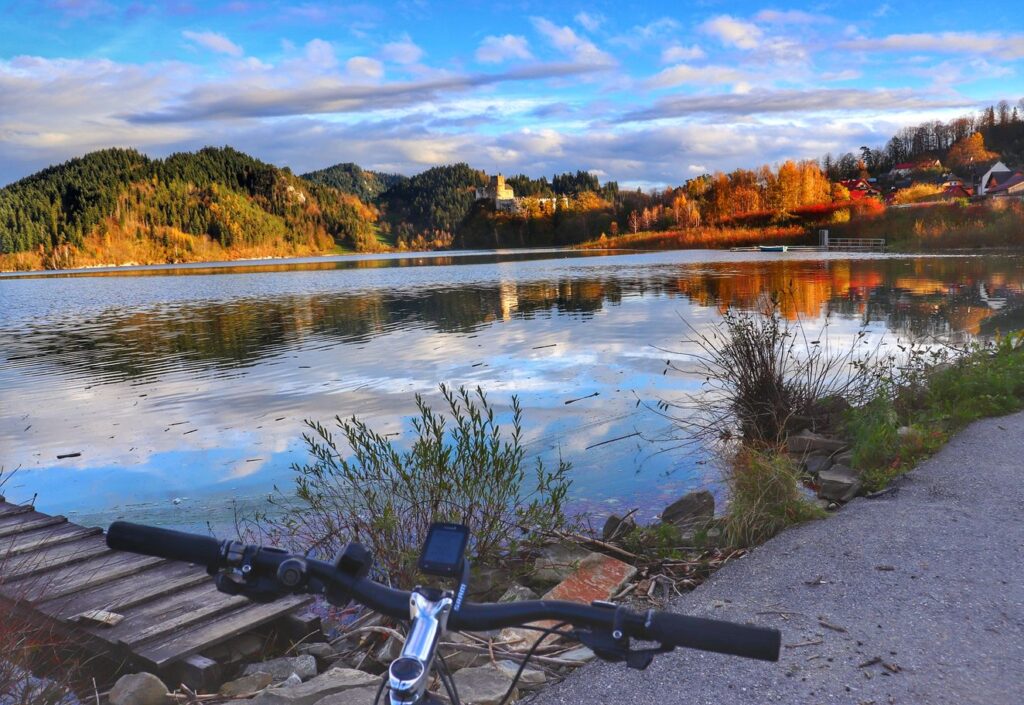 Jezioro Czorsztyńskie, widok na Zamek Niedzica, rower