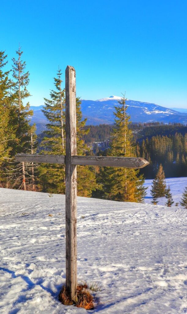 Drewniany krzyż na Hali Jodłowcowej, widok na Babią Górę, zimowe popołudnie 