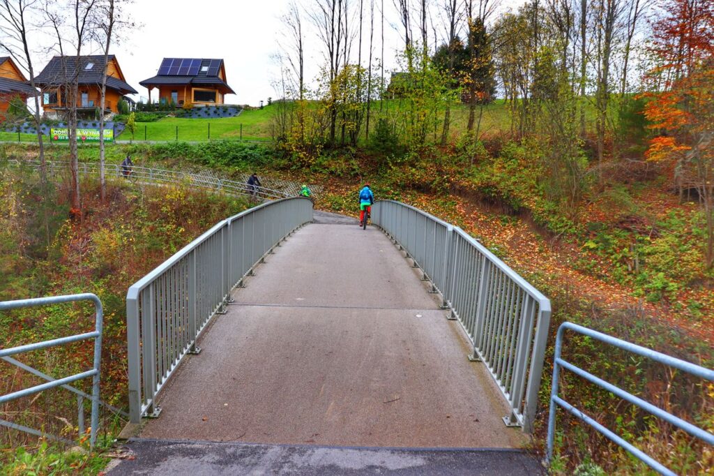 Most, rowerzyści, trasa rowerowa Velo Czorsztyn