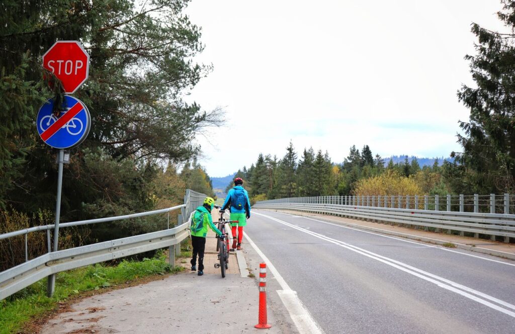 Rowerzyści na Velo Czorsztyn, chwilowy brak ścieżki rowerowej