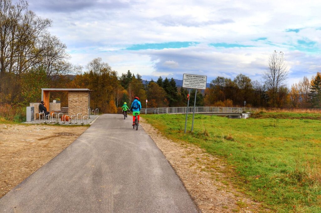 Rowerzyści, miejsce wypoczynkowe dla rowerzystów, most, Velo Czorsztyn