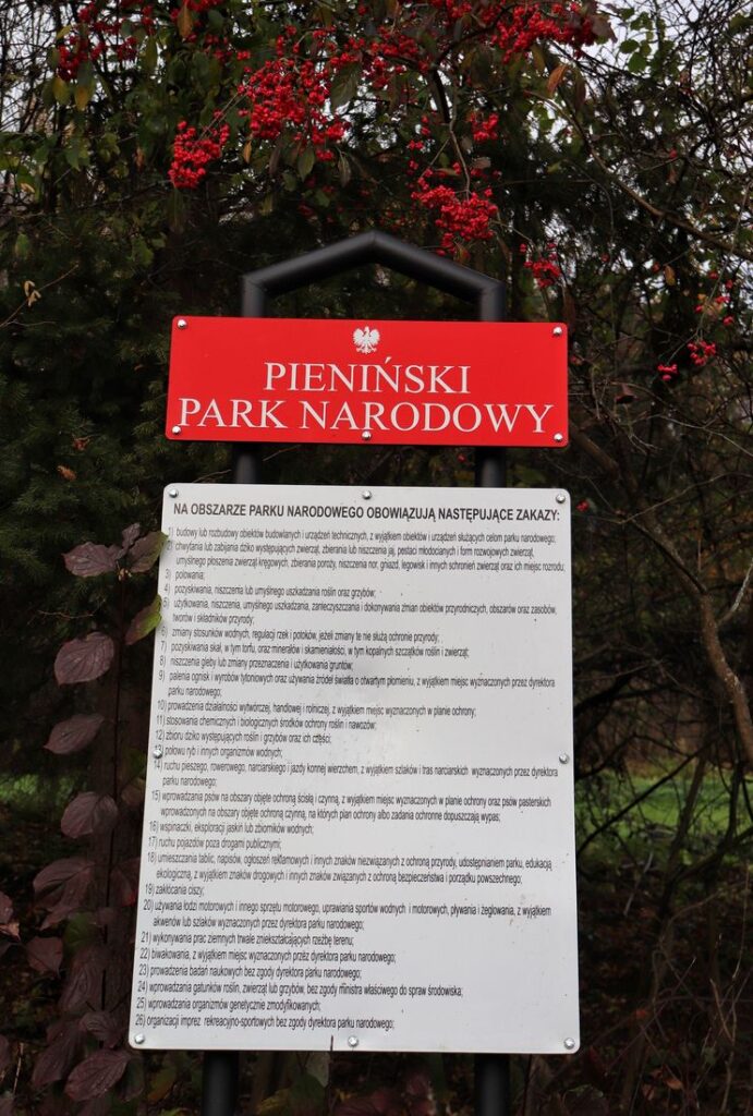 Czerwona tablica Pieniński Park Narodowy, regulamin na białej tablicy, trasa rowerowa Velo Czorsztyn