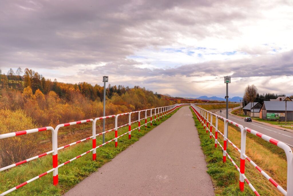 Szeroka i asfaltowa droga na trasie rowerowej Velo Czorsztyn w Dębnie, jesień