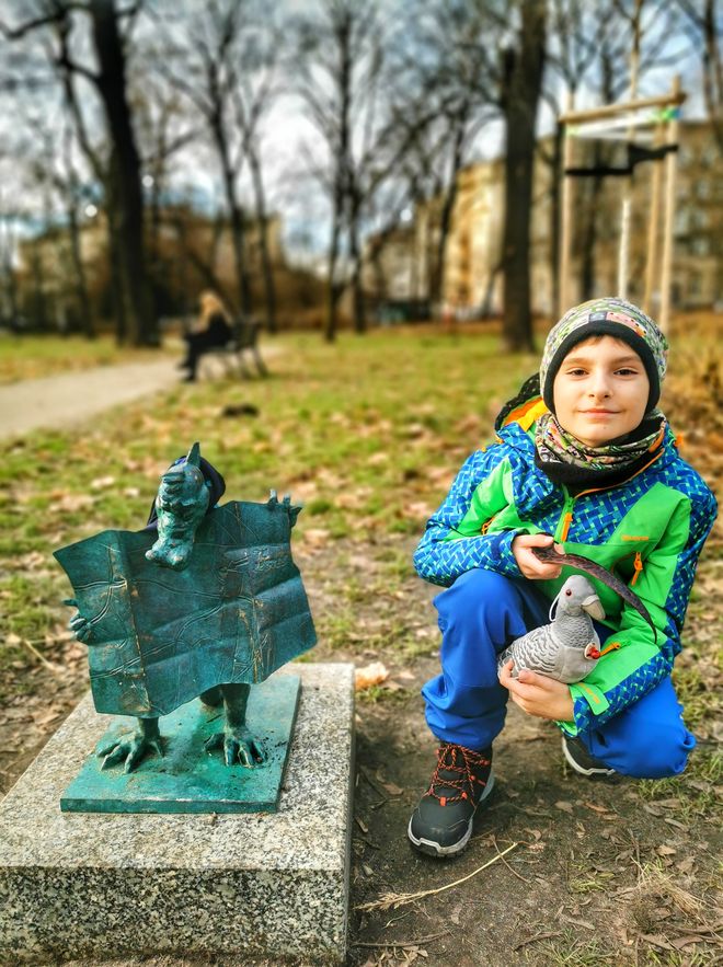 Uśmiechnięte dziecko, Kraków - smok z mapą, rzeźba