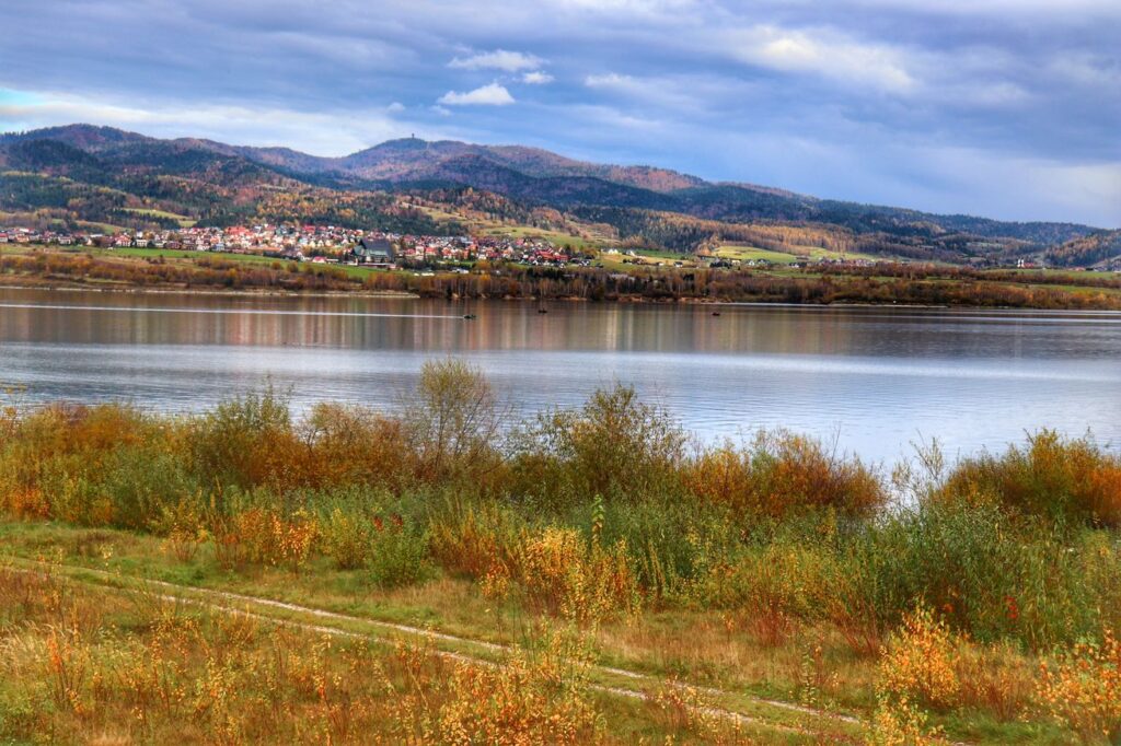 Widok na Jezioro Czorsztyńskie i szczyt Lubań z wieżą widokową