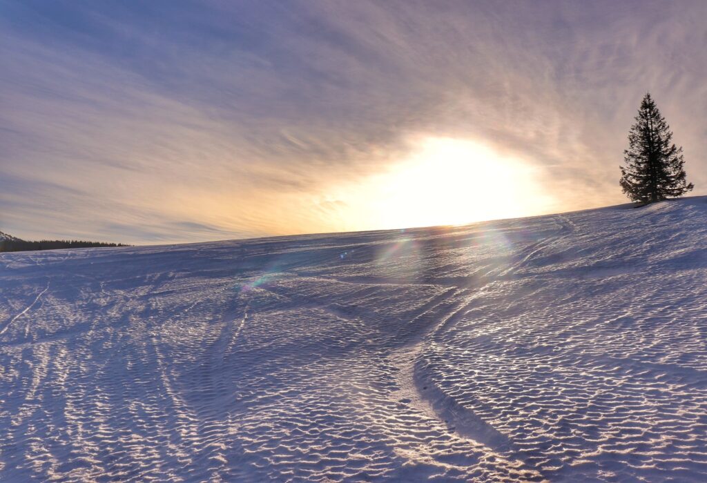 Zimowy zachód słońca na Hali Jpdłowcowej w Beskidzie Żywieckim, śnieg