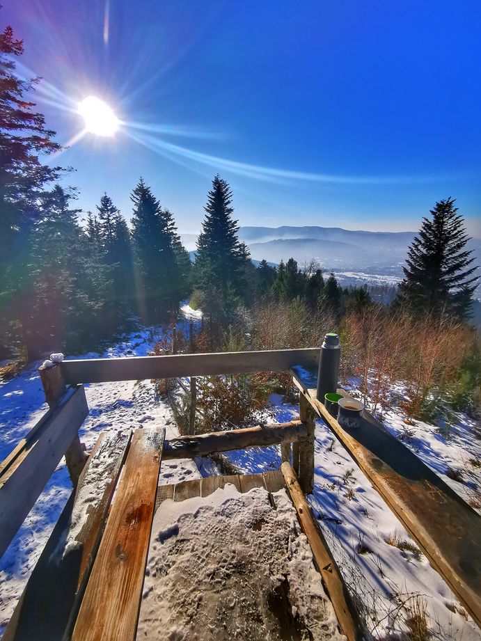 Ambonka pani Jolci, Beskid Mały, drewniana platforma widokowa, zimowy krajobraz, słońce na niebieskim niebie